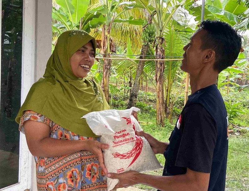 Siaga Peduli Berbagi Kebahagiaan Dengan Kirimkan Beras Pangan Nusantara Untuk Lansia Dhuafa