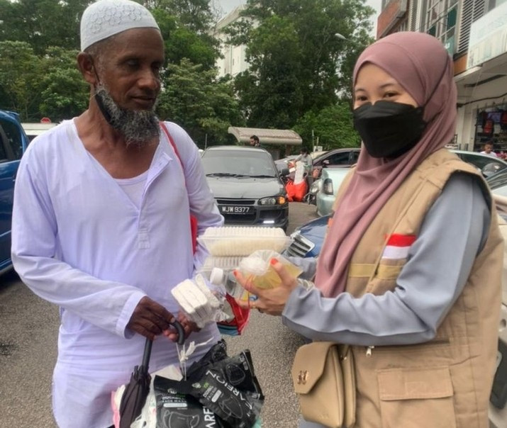 Siaga Peduli Malaysia Malakukan Aksi MENABUNG (Membagikan Nasi Bungkus) di Jl RHB Senai Malaysia