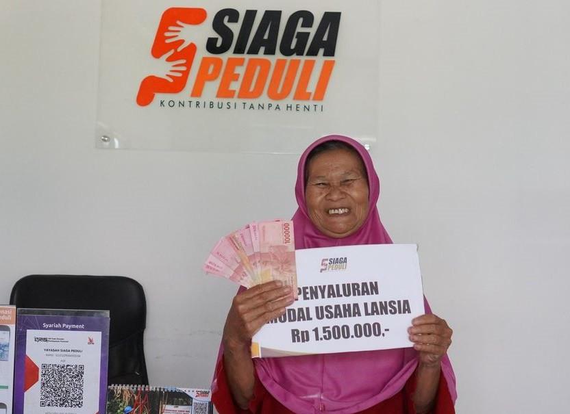 Penyaluran Bantuan Modal Usaha Untuk Bu Sarinah Lansia Dhuafa