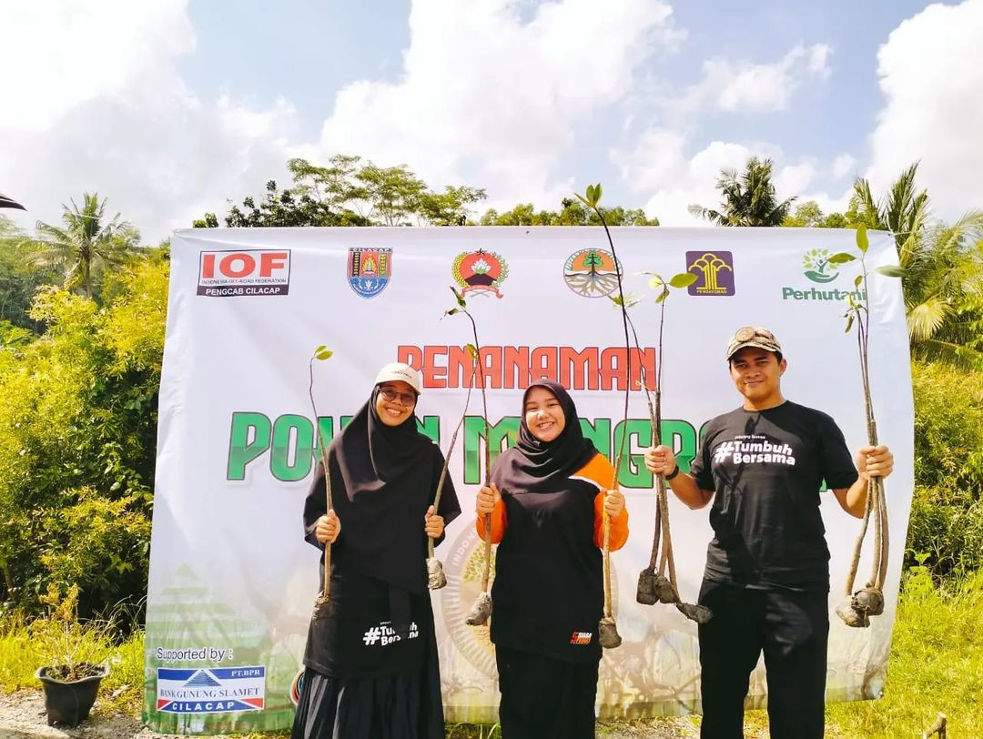 Layanan Zona Segar Dalam Penanaman Mangrove di Tritih Lor, Cilacap