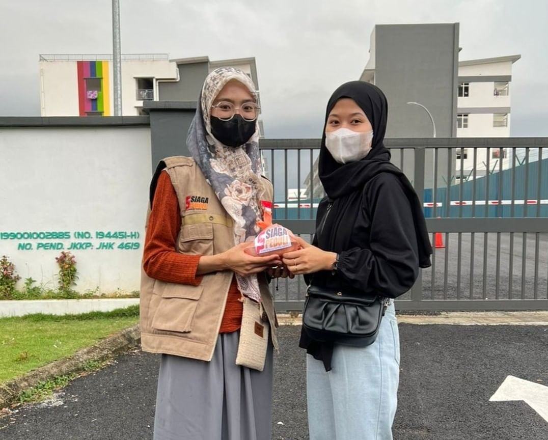 Siaga Peduli Malaysia Bagikan Takjil Gratis Untuk Pejuang Nafkah di Kawasan Hotel Kujaya dan Hostel 47, Malaysia.