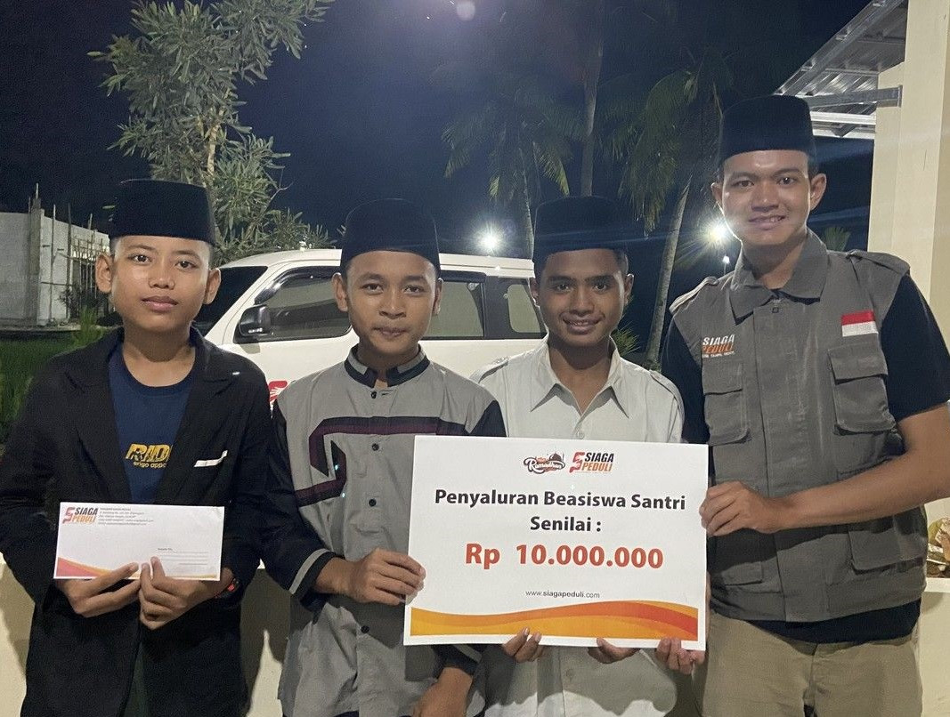 Siaga Peduli Salurkan Beasiswa Untuk Santri Penghafal Al Qur'an Pondok Pesantren Al Azka Qu Patimuan, Cilacap.