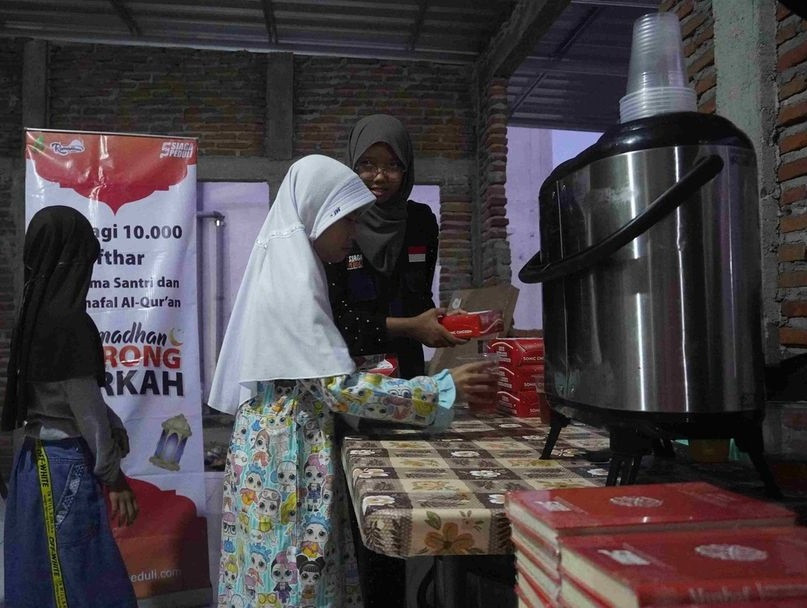 Cilacap, (28/3) Relawan Siaga Peduli menggelar buka bersama dengan santri TPQ Mushola Al-Isro, jalan Kendeng untuk berbagi bahagia dalam rangkaian Ramadhan Ceria Siaga Peduli.