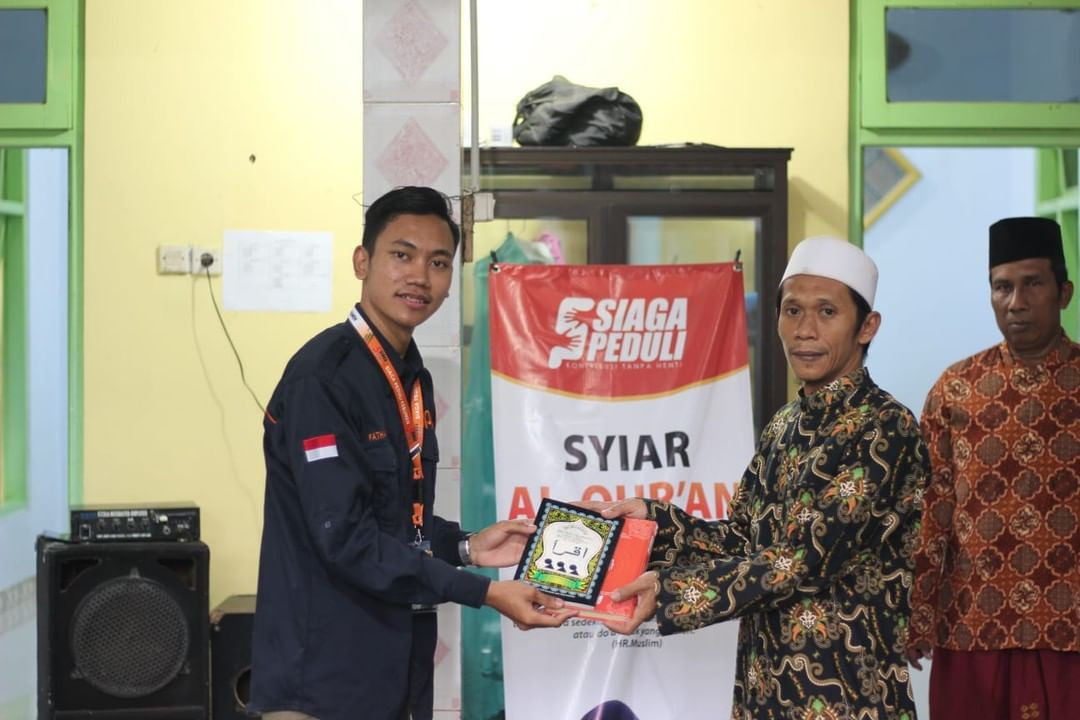 Siaga Peduli Kebumen Berbagi Paket Ifthar dan Al Qur'an Baru Untuk Santri Madrasah Diniah Takmiliyah Baitul Muttaqin