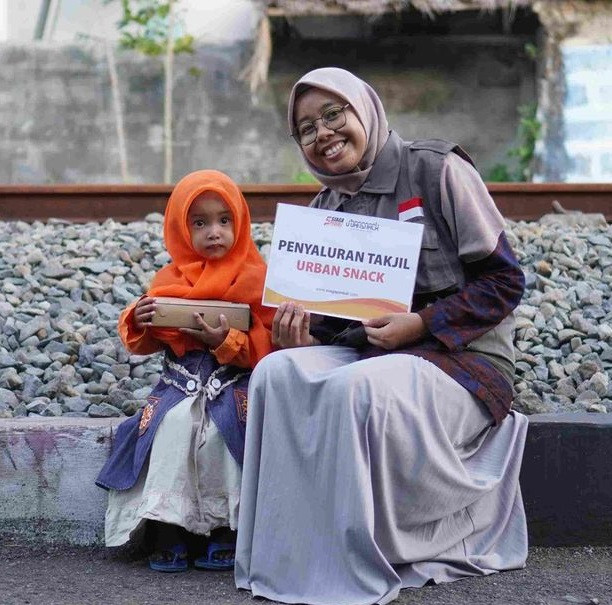 Siaga Peduli Salurkan 100 Paket Takjil dari Urband SenckUntuk Santri Mushola At Taubat dan Lansia Dhuafa di Gunung Simping, Cilacap.