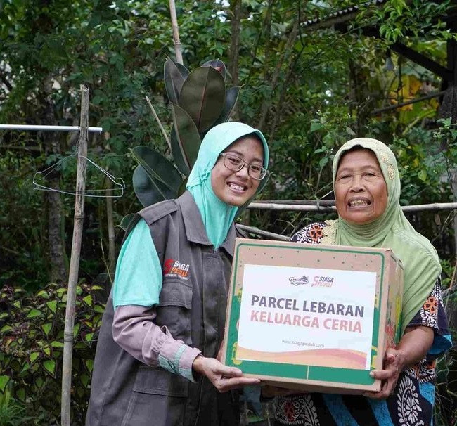 Siaga Peduli Hadirkan Senyum Melalui Paket Parcel Lebaran Keluarga Ceria Untuk Para Lansia Dhuafa di Desa Kalijaran, Maos, Cilacap
