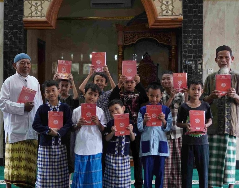 Siaga Peduli Salurkan Al Qur'an Untuk Masjid Nurur Rohman