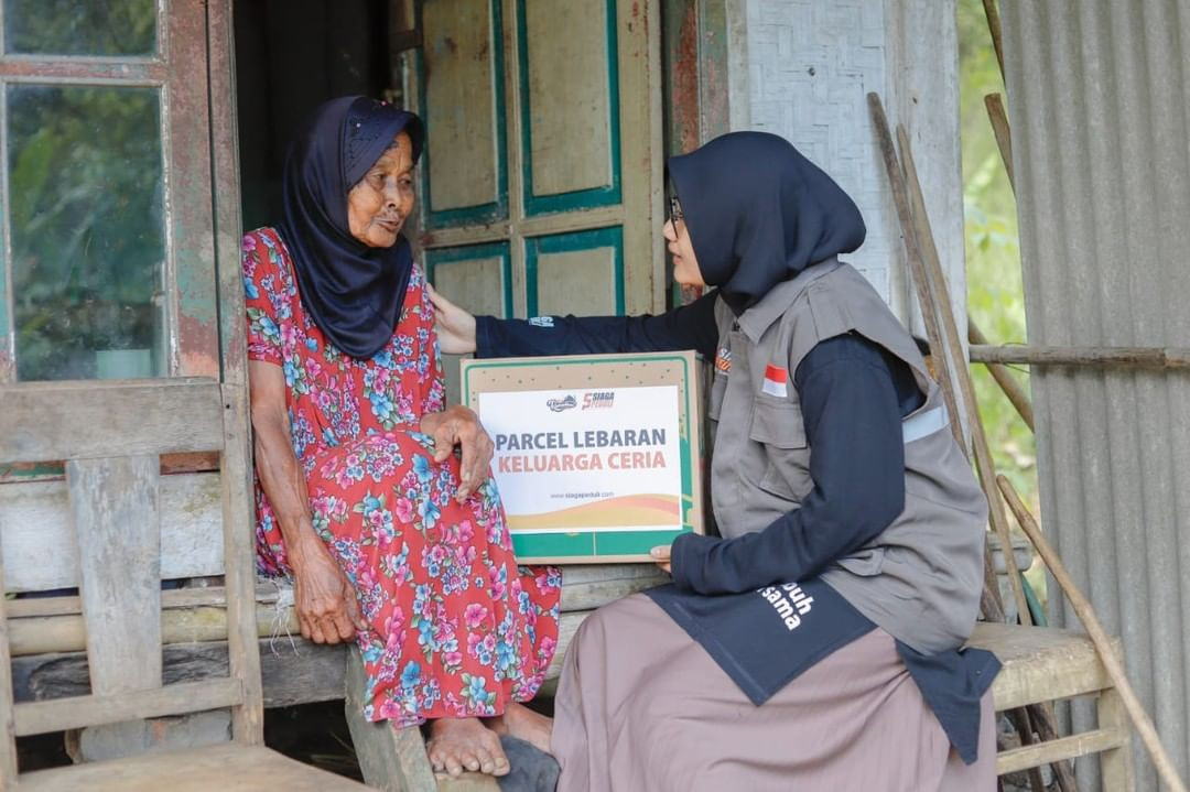Siaga Peduli Salurkan Parcel Lebaran Untuk Lansia Dhuafa di Desa Lebak Sujen, Cimanggu, Cilacap