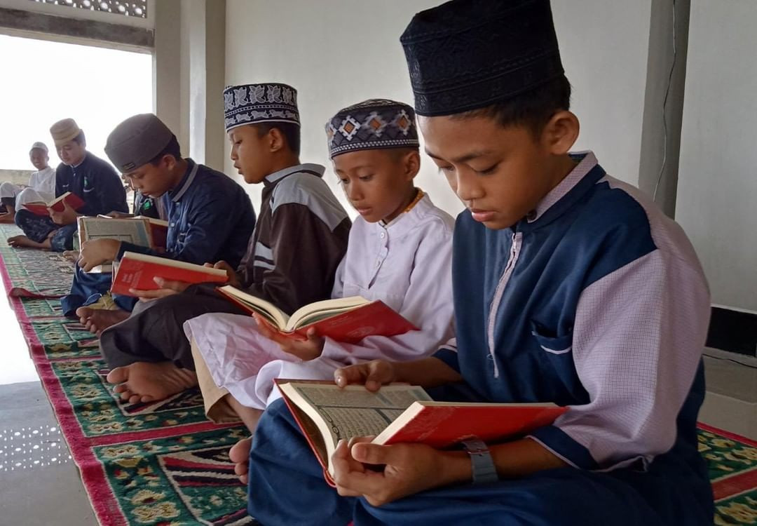 Siaga Peduli Kirimkan Paket Syiar Al Qur'an Untuk Pondok Pesantren Tahfizul Qur'an Routdhotul Huffadz, Sulawesi Selatan