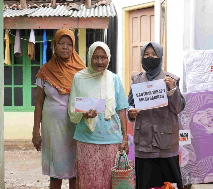 Siaga Peduli Kirimkan Bantuan Bulanan Tahap 1 Untuk Mbah Sarinah Seperti Prabotan, Paket Sembako dan Uang Tunai
