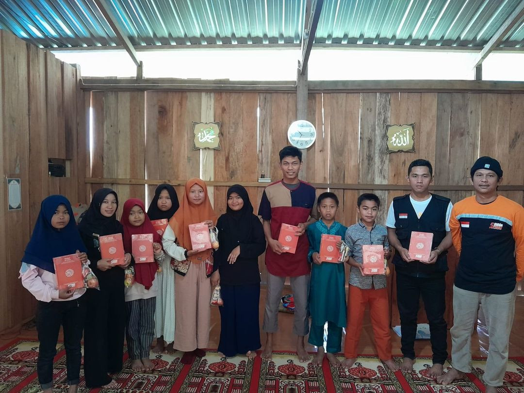 Siaga Peduli Sulawesi Selatan Berbagi Keceriaan Dengan Kirimkan Al Qur'an, Mewarnai dan Berbagi Paket Makanan Tambahan Untuk Para Santri di Masjid Nurul Huda