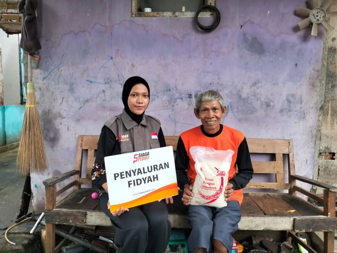 Siaga Peduli Salurkan Paket Fidyah Untuk Lansia Dhuafa/Sebatangkara di Desa Panisihan, Maos.