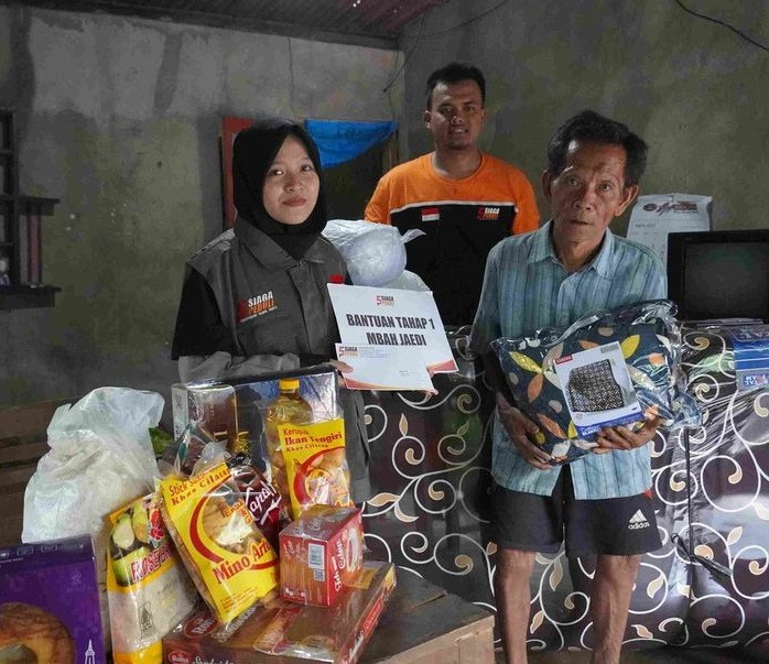 Siaga Peduli Salurkan Bantuan Tahap 1 Untuk Mbah Jaedi Kuli Panggul Demi Sesuap Nasi