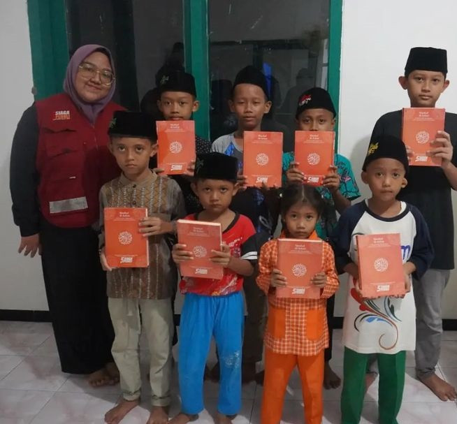 Siaga Peduli Salurkan Bantuan Al Qur'an Untuk Para Santri Mushola Baitul Mu’minin, Cilacap