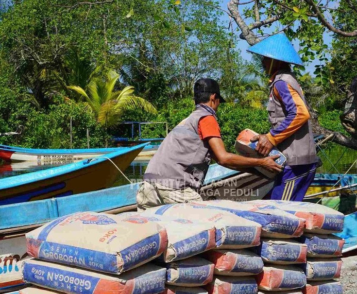 Siaga Peduli Bersama BMT Khomsa Kirimkan Bantuan Bahan Material Pengecoran Jalan Setapak Untuk Kec. Kampung Laut