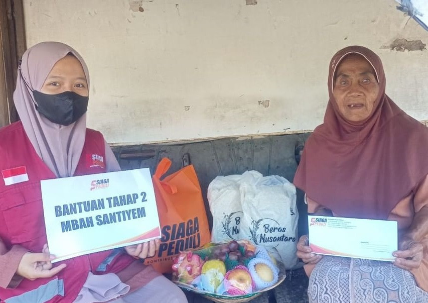 Siaga Peduli Salurkan Paket Sembako dan Uang Tunai Untuk Mbah Santiyem Lansia Sebatangkara