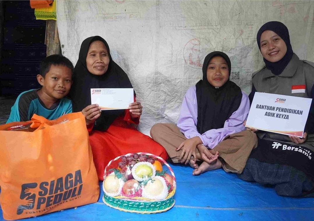 Siaga Peduli Mengajak Adik Kezya Berbelanja Kebutuhan Sekolah