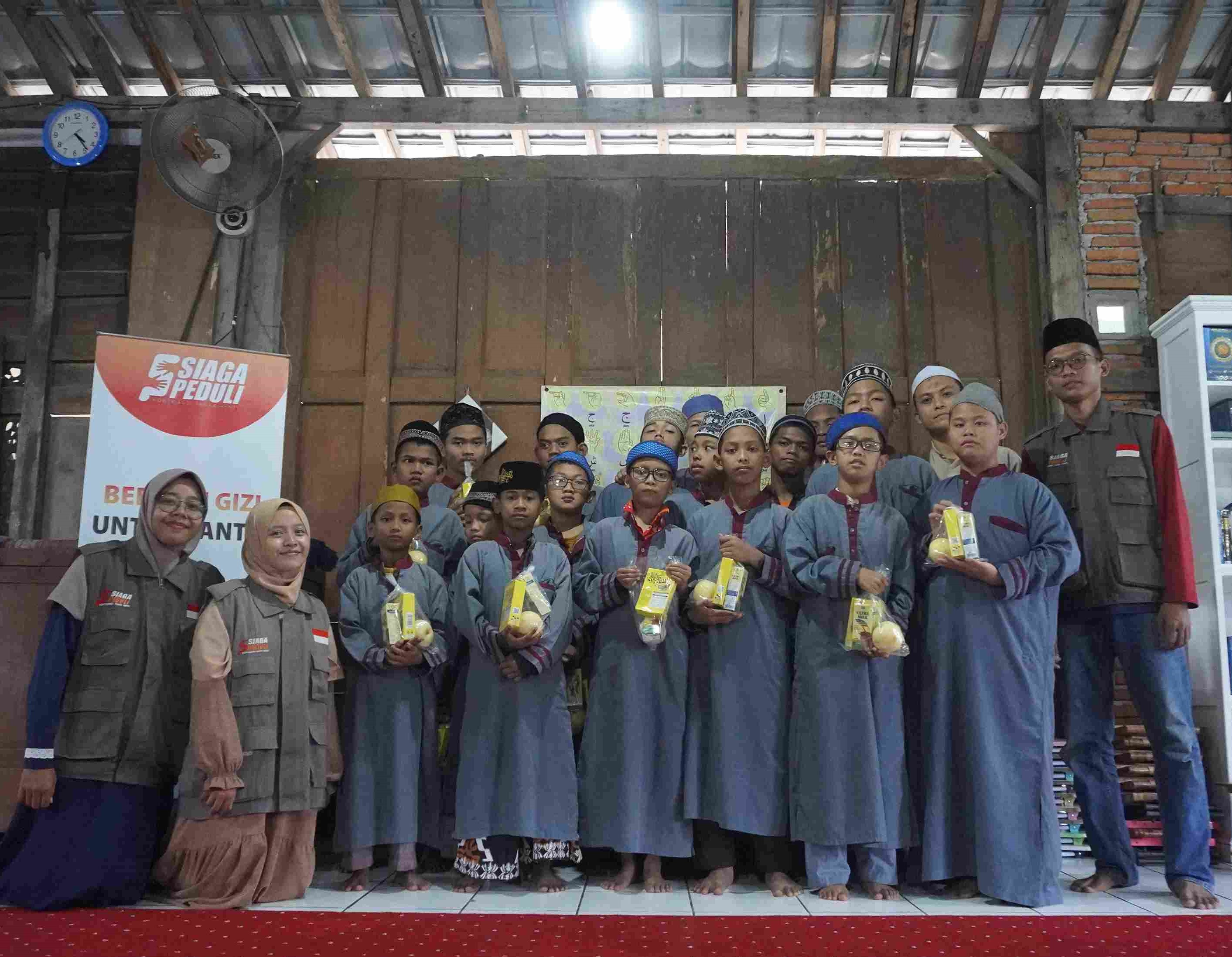 Wujudkan Generasi Qur'an, Siaga Peduli Salurkan Paket Paperles, PMT dan Beras Untuk Para Santri Pondok Pesantren Tuna Rungu Jamhariyah