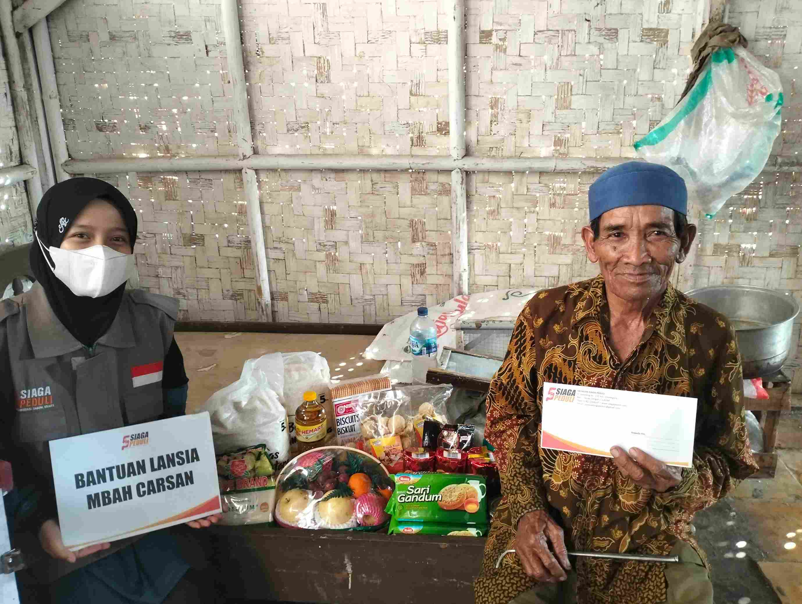 Siaga Peduli Kirimkan Bantuan Untuk Mbah Carsan Lansia Pejuang Keluarga