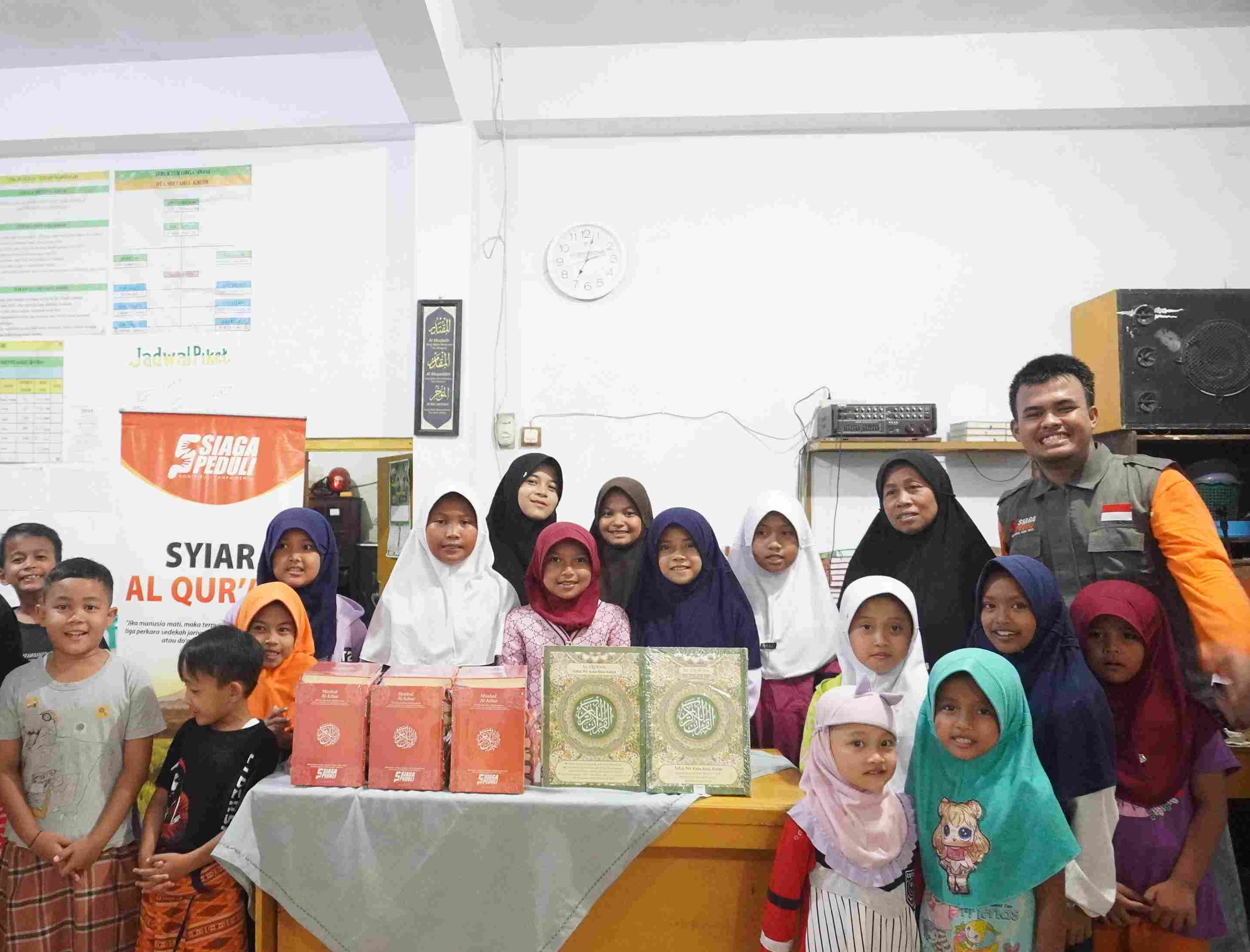 Siaga Peduli Berbagi Kebahagiaan Dengan Menyalurkan Al Qur'an Untuk Para Santri Madrasah Diniyah Takmiliyah Awaliyan (MDTA) Miftahul Khoir, Tasikmalaya