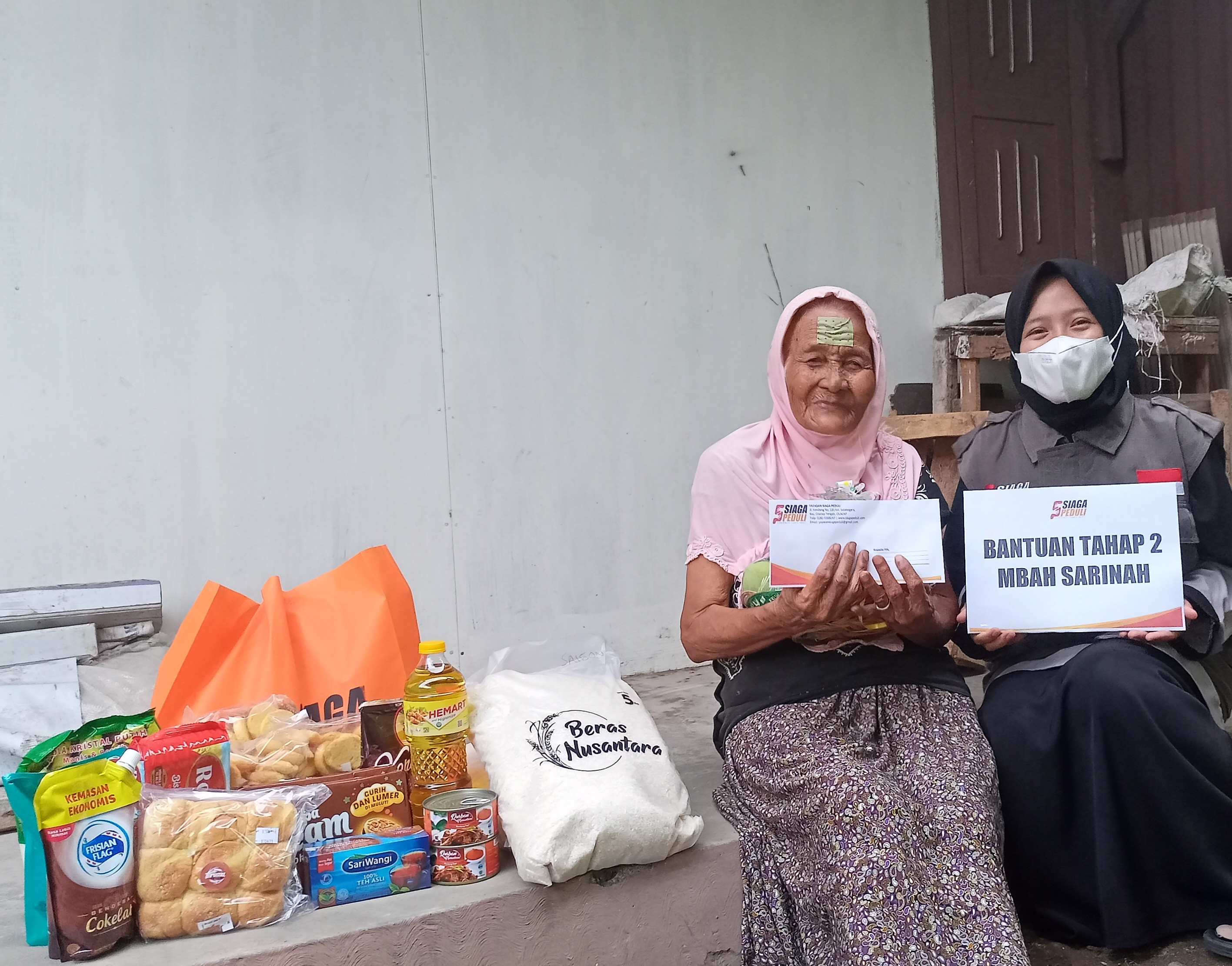 Senyum Bahagia Mbah Sarinah, Terima Bantuan Paket Sembako, Gizi, Buah-buahan dan Uang Tunai dari Siaga Peduli