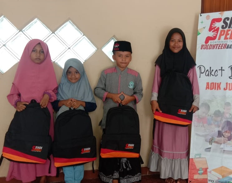 Siaga Peduli Berikan Paket Perlengkapan Sekolah Untuk Adik Juara (Yatim/Dhuafa) di Kec. Madukara, Banjarnegara