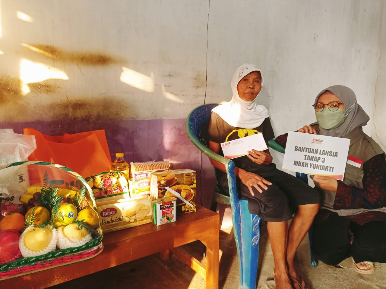 Hidup Sebatangkara, Mbah Yuniarti Harus Berjualan Kayu Bakar Untuk Bertahan Hidup