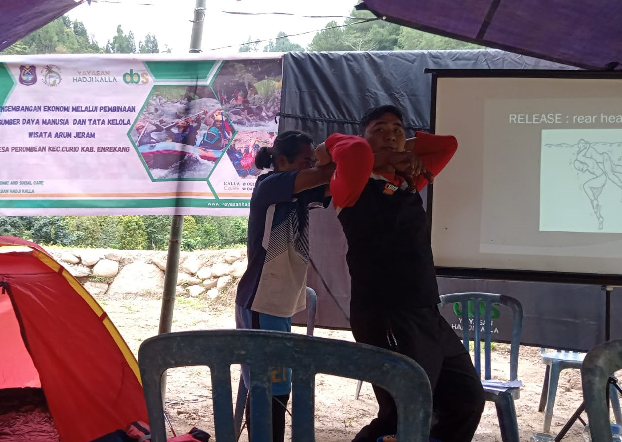 Pelatihan Water Rescue Untuk Warga Desa Wisata Parombeang, Enrekang