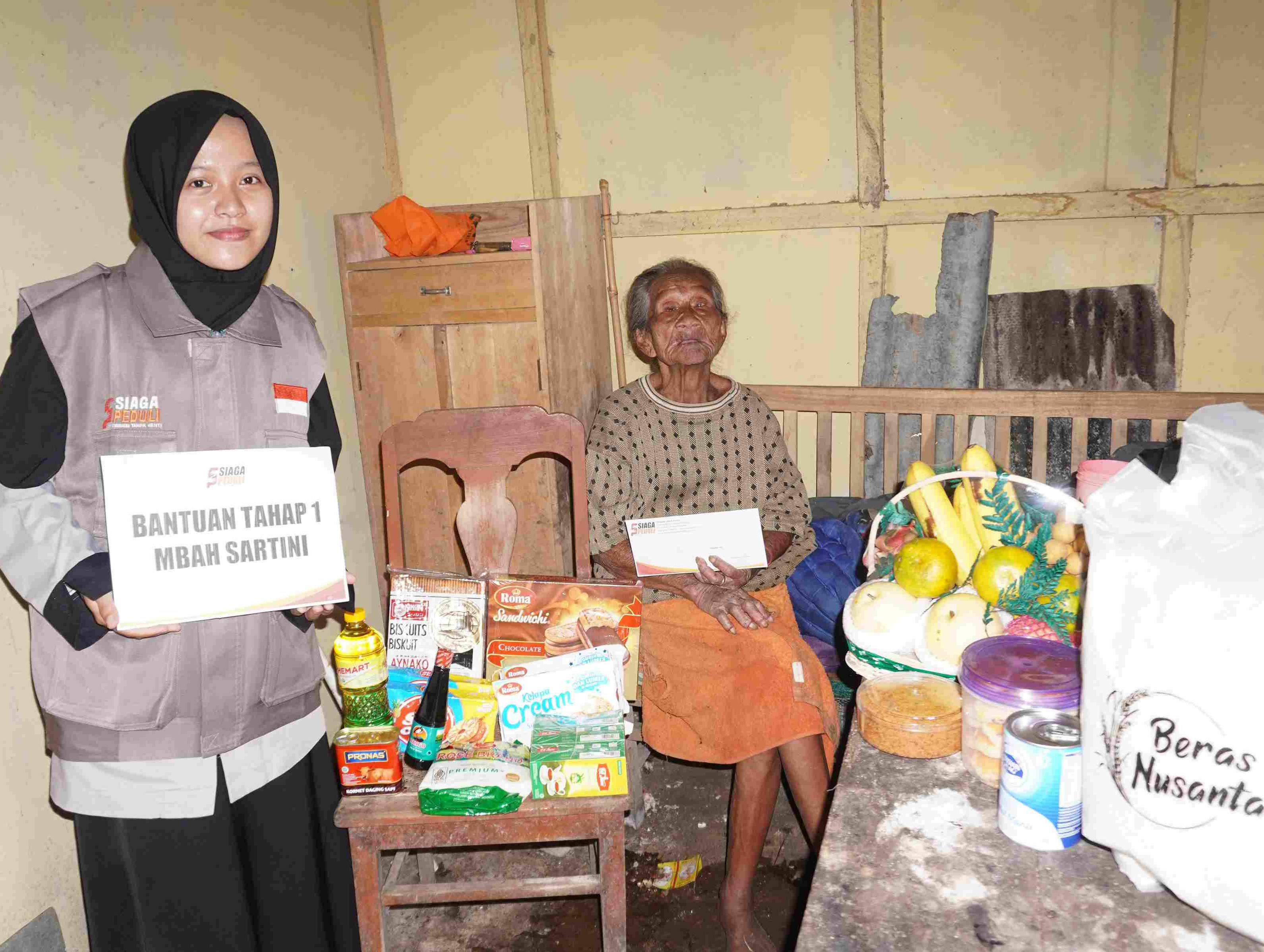 Siaga Peduli, Salurkan Paket Sembako, Gizi, Buah-buahan dan Uang Tunai Untuk Nenek Sartini Yang Hidup Sebatangkara