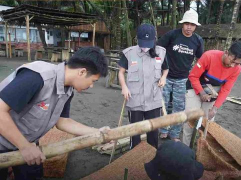 Relawan Siaga Peduli Ikut Serta Dalam Pemasangan Brojong Sabut Kelapa di Pantai Sidayu Indah, Cilacap
