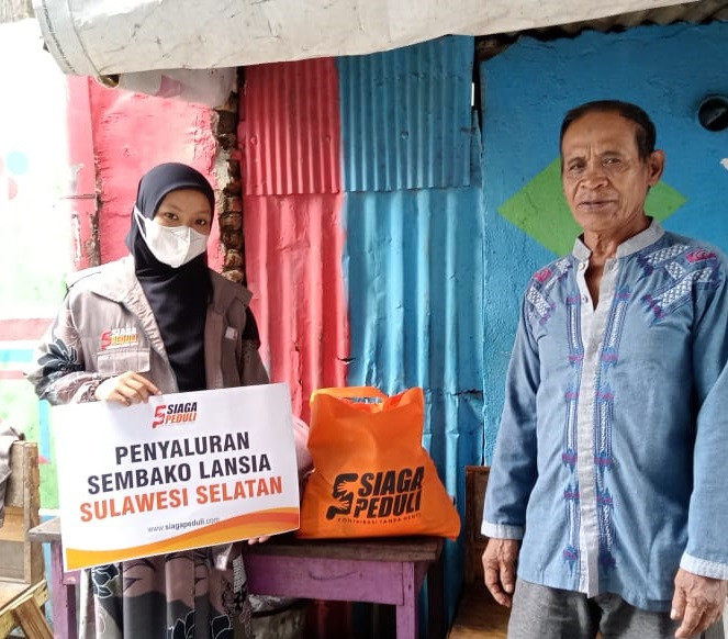 Berbagi Paket Sembako Untuk Lansia Dhuafa, Keluarga Pra Sejahtera di Kota Makassar, Sulawesi Selatan