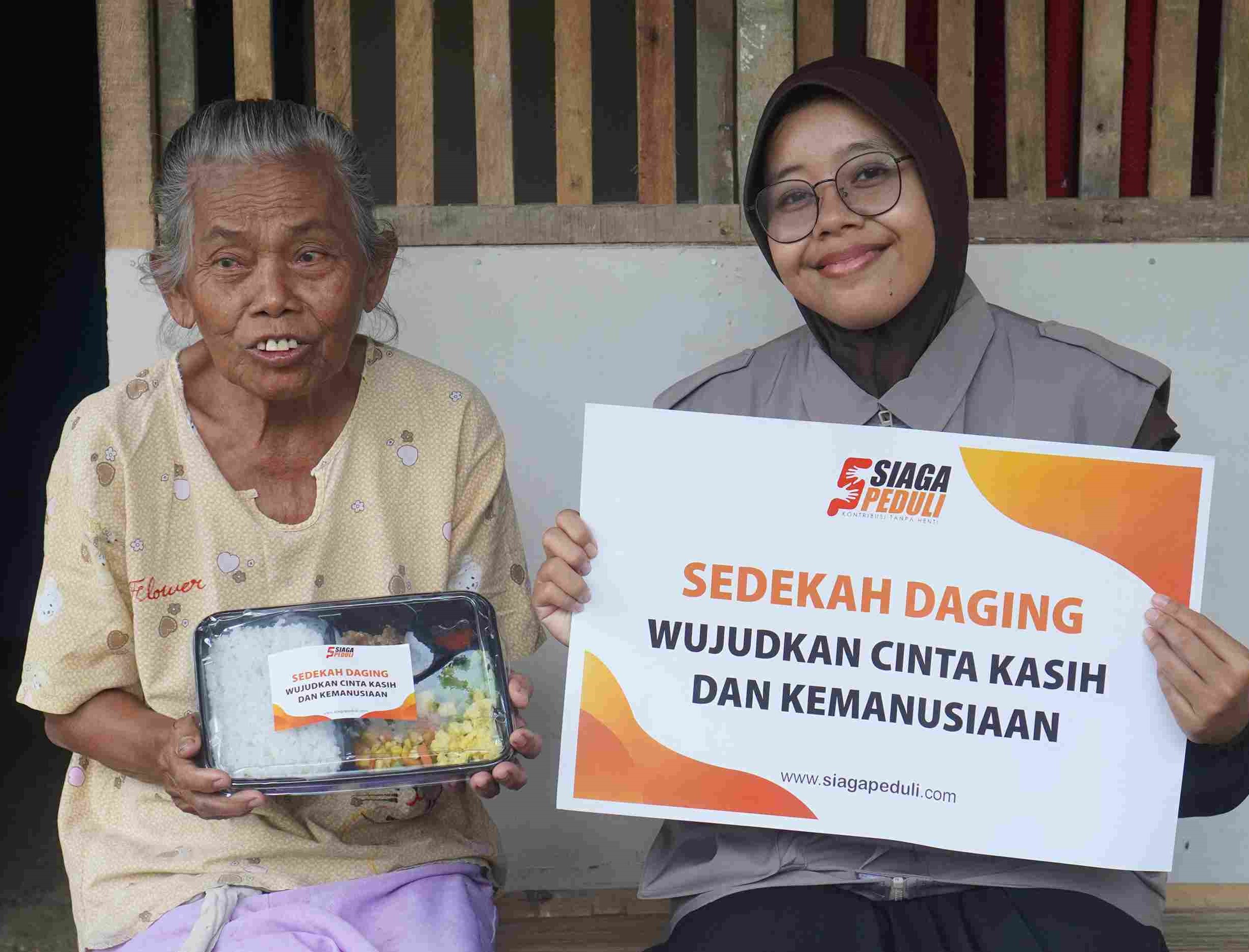 Siaga Peduli Salurkan Sedekah Daging Berupa Makanan Siap Saji Untuk Lansia Dhuafa di Dusun Karang Bawang