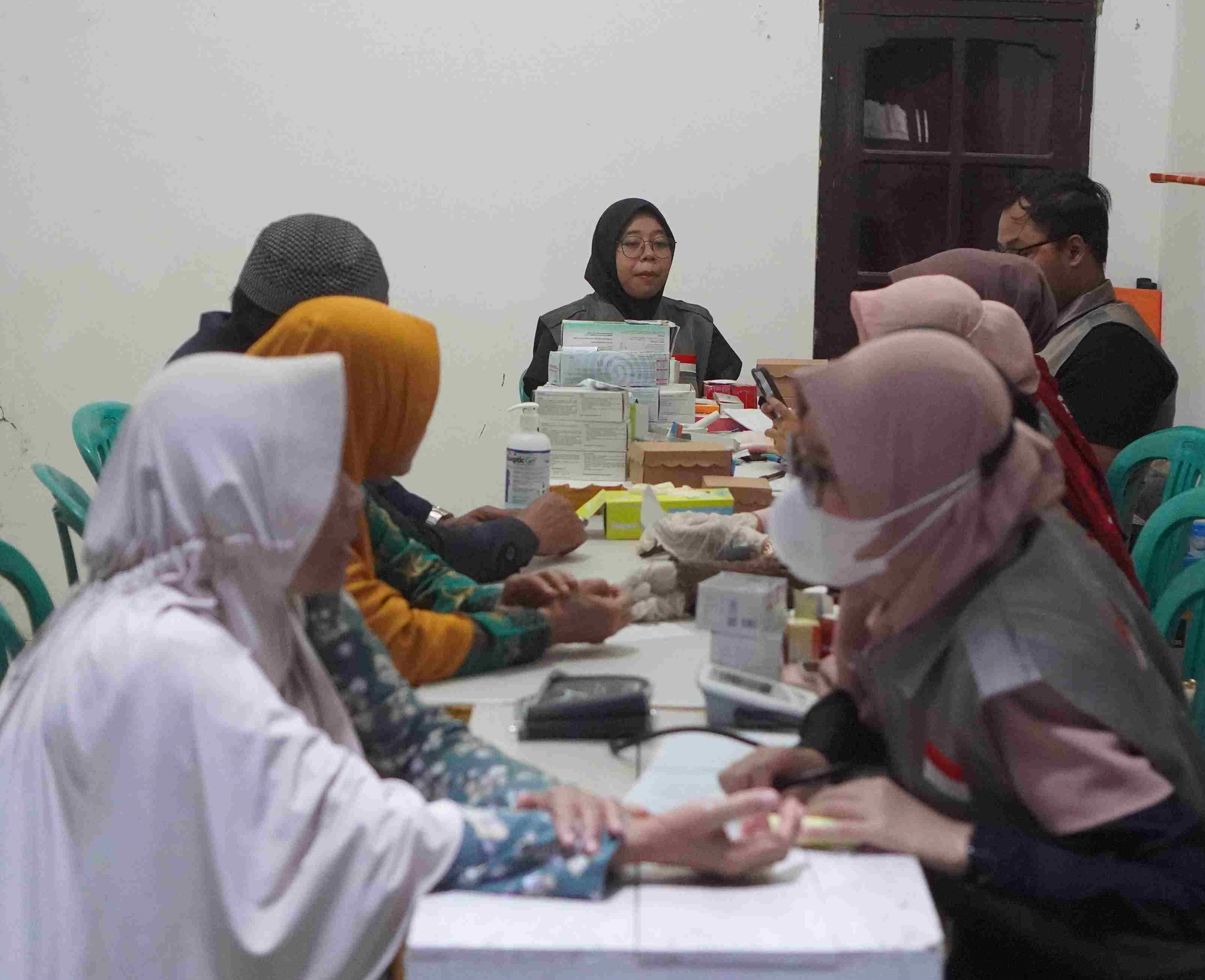 Siaga Peduli Melakukan Pelayanan Cek Kesehatan Gratis Untuk Para Jamaah Pengajian Akbar di Sidanegara, Cilacap