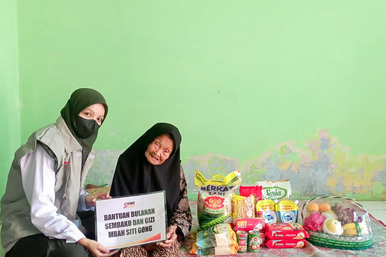 Siaga Peduli Salurkan Bantuan Paket Sembako dan Gizi Untuk Mbah Siti Gong, Lansia Sebatangkara