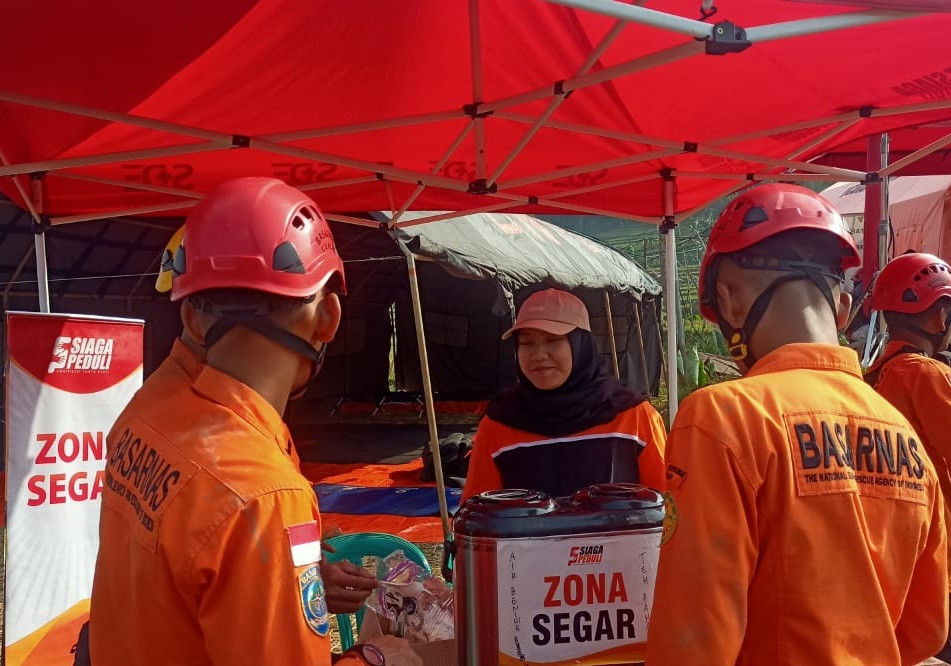 Zona Segar Hadir Memberikan Pelayanan Untuk Para Relawan Yang Sedang Melakukan Evakuasi 8 Penambang Emas di Ajibarang, Banyumas