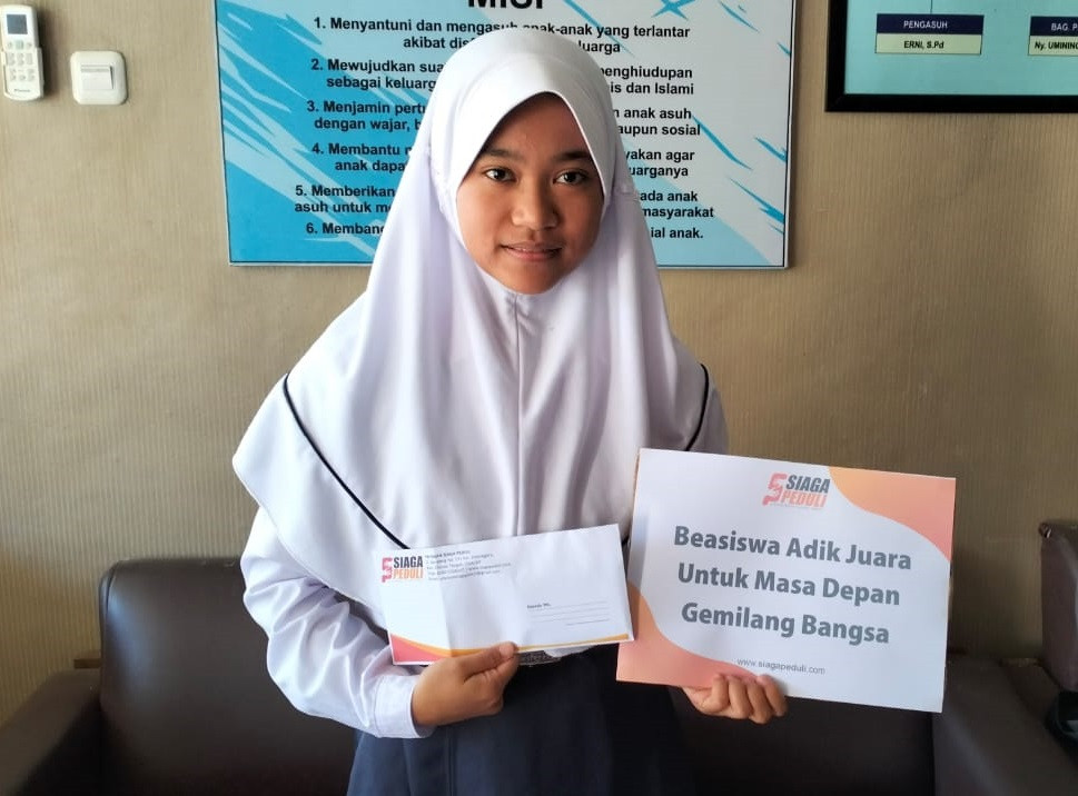 Siaga Peduli Berikan Bantuan Beasiswa Adik Juara Untuk Masa Depan Gemilang Bangsa Kepada Kasriyati