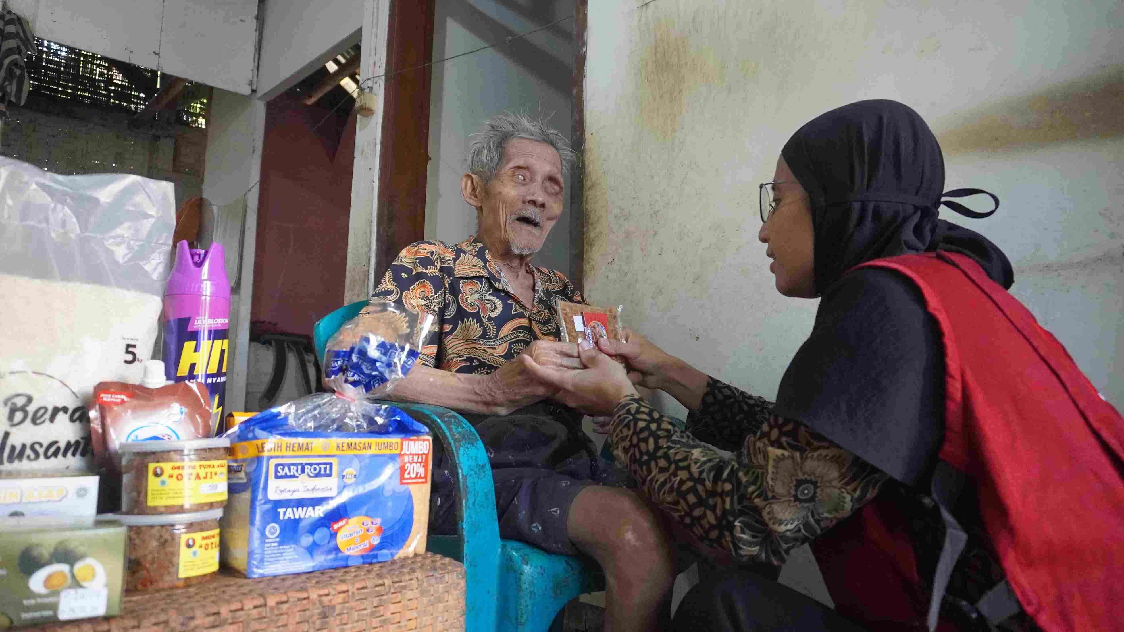 Bantuan Biaya Hidup Tahap 45 untuk Mbah Lasa, Lansia Sebatangkara