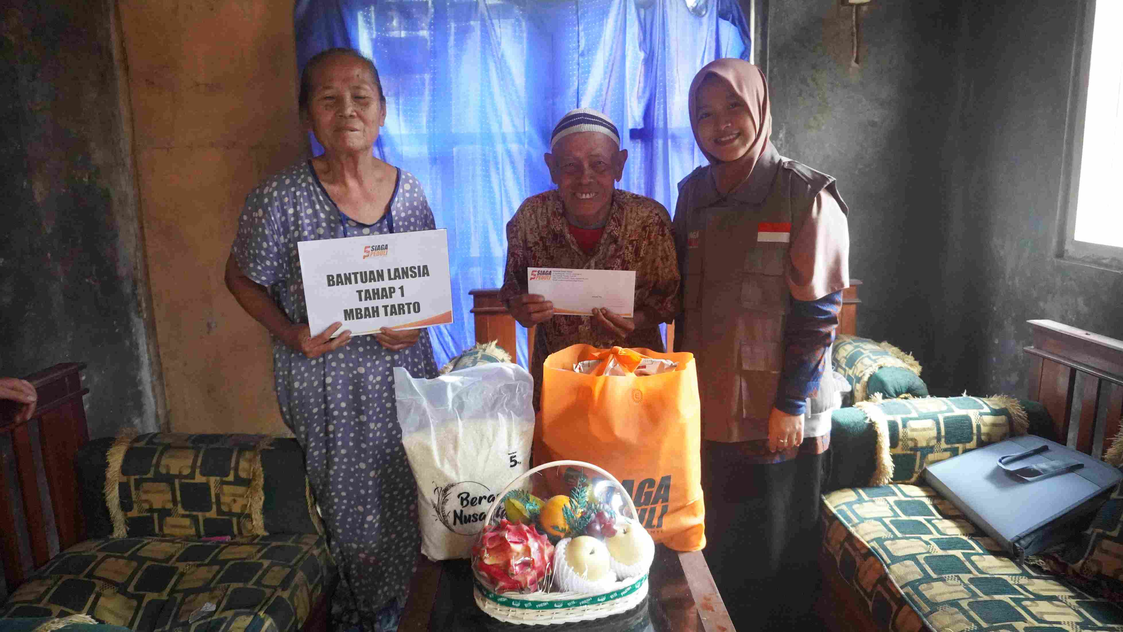 Siaga Peduli Kirimkan Paket Sembako, Gizi dan Uang Tunai Untuk Mbah Tarto