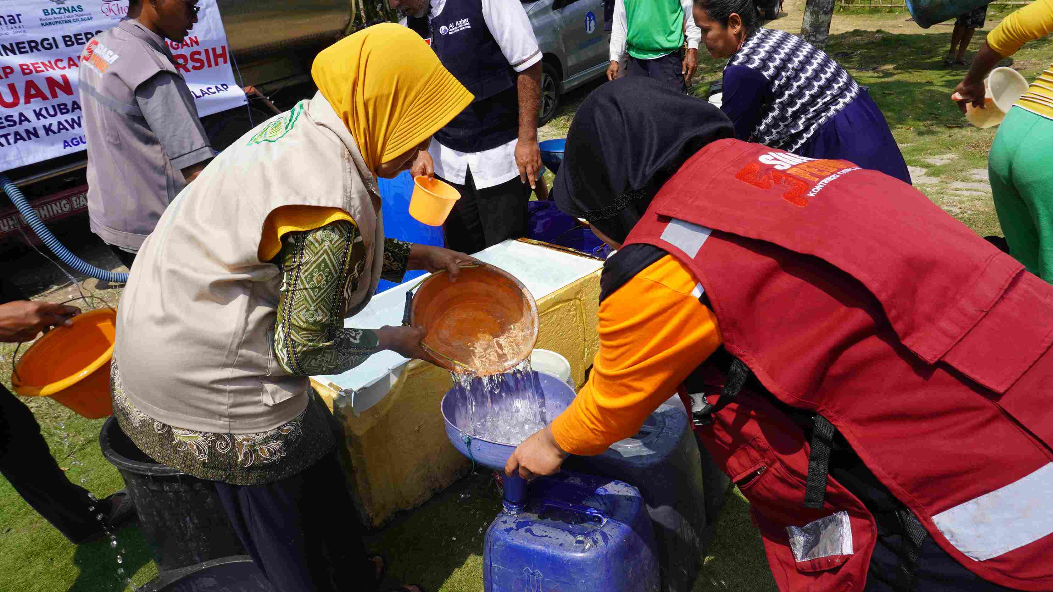 Siaga Peduli Melakukan Penyaluran Air Bersih Untuk Masyarakat Terdampak Kekeringan di Desa Kubangkangkung, Cilacap
