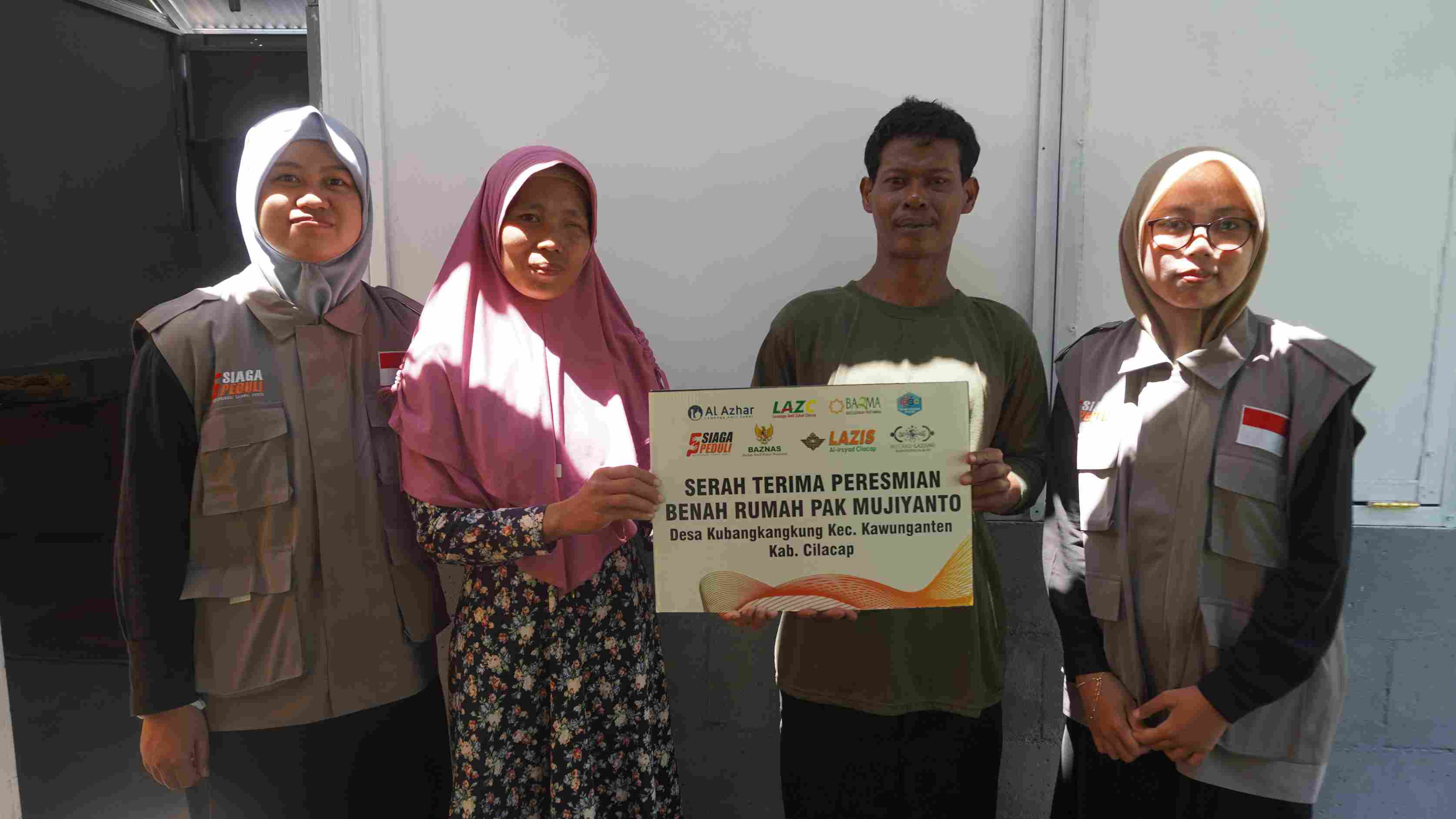 Siaga Peduli Bersama Komunikasi/Lembaga di Cilacap Berkolaborasi Memperbaiki Rumah Pak Mujianto