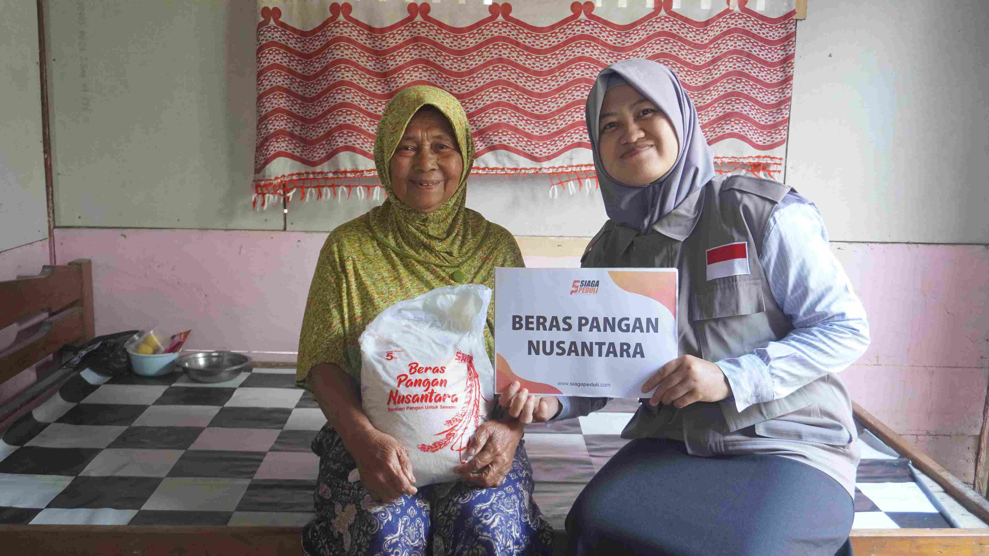 Siaga Peduli Bagikan 115 kg Beras Untuk Lansia Dhuafa di Desa Sumingkir, Cilacap