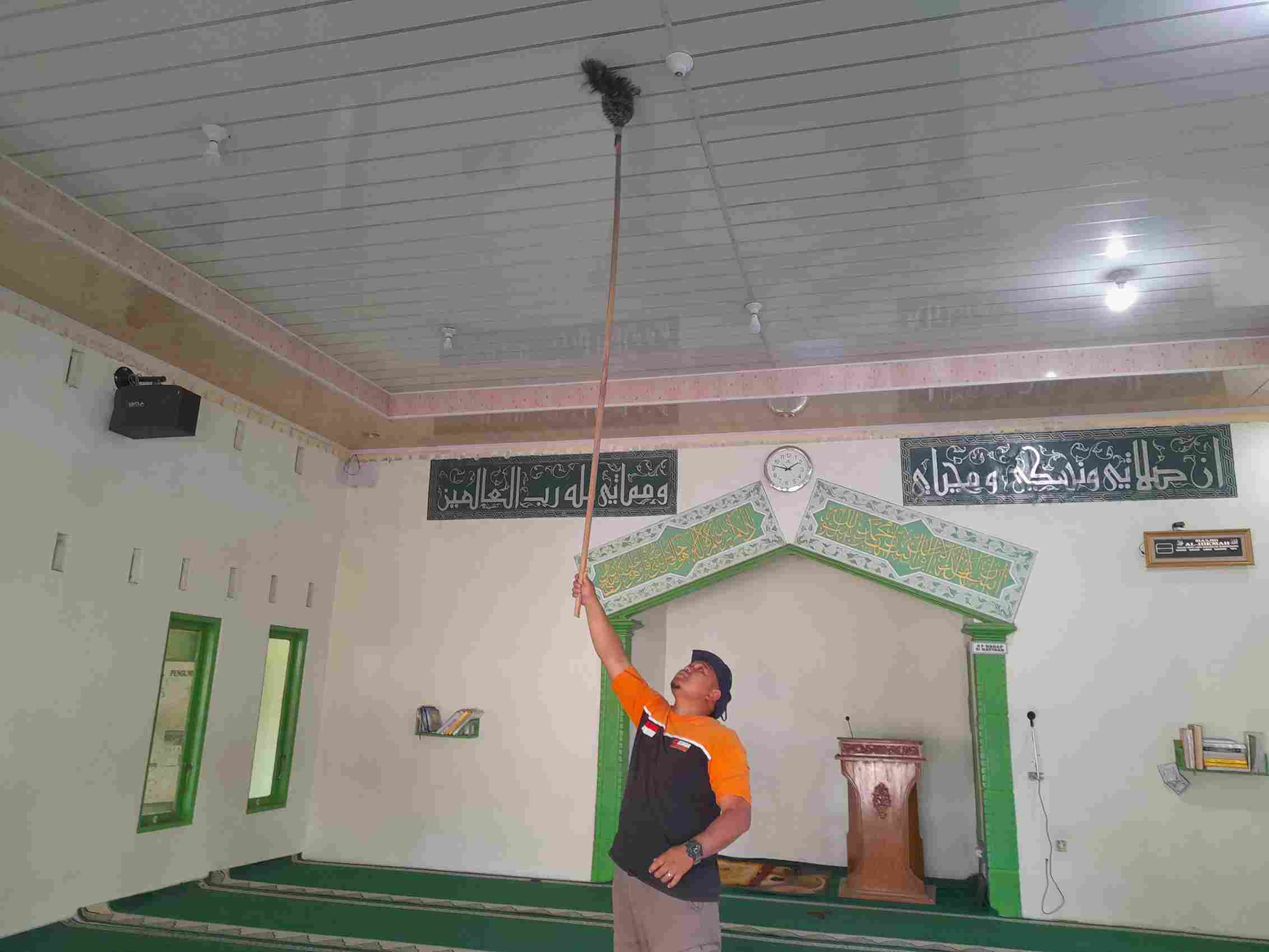 Siaga Peduli Melaksanakan Aksi Bersih-Bersih di Masjid Al Hikmah yang berlokasi di Perumahan Aza Griya Temanggung.