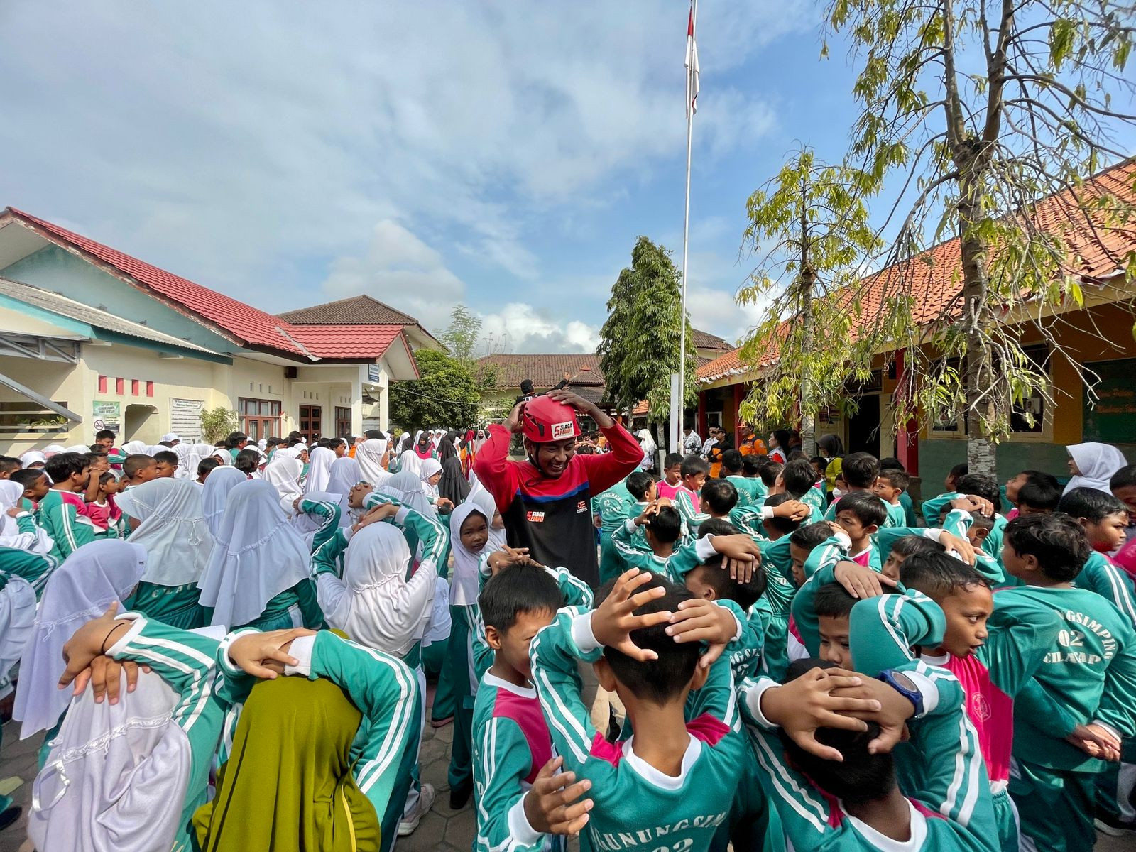 Tim SDE Siaga Peduli Goes To School Edukasi Mitigasi Bencana Gempa Bumi dan Tsunami di SD N 02 Gunungsimping, Cilacap