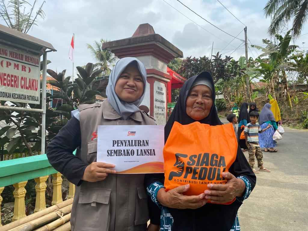 Siaga Peduli bersama KSR UIN SAIZU Lakukan Pembagian Paket Sembako Untuk Lansia Dhuafa di Wilayah Banyumas