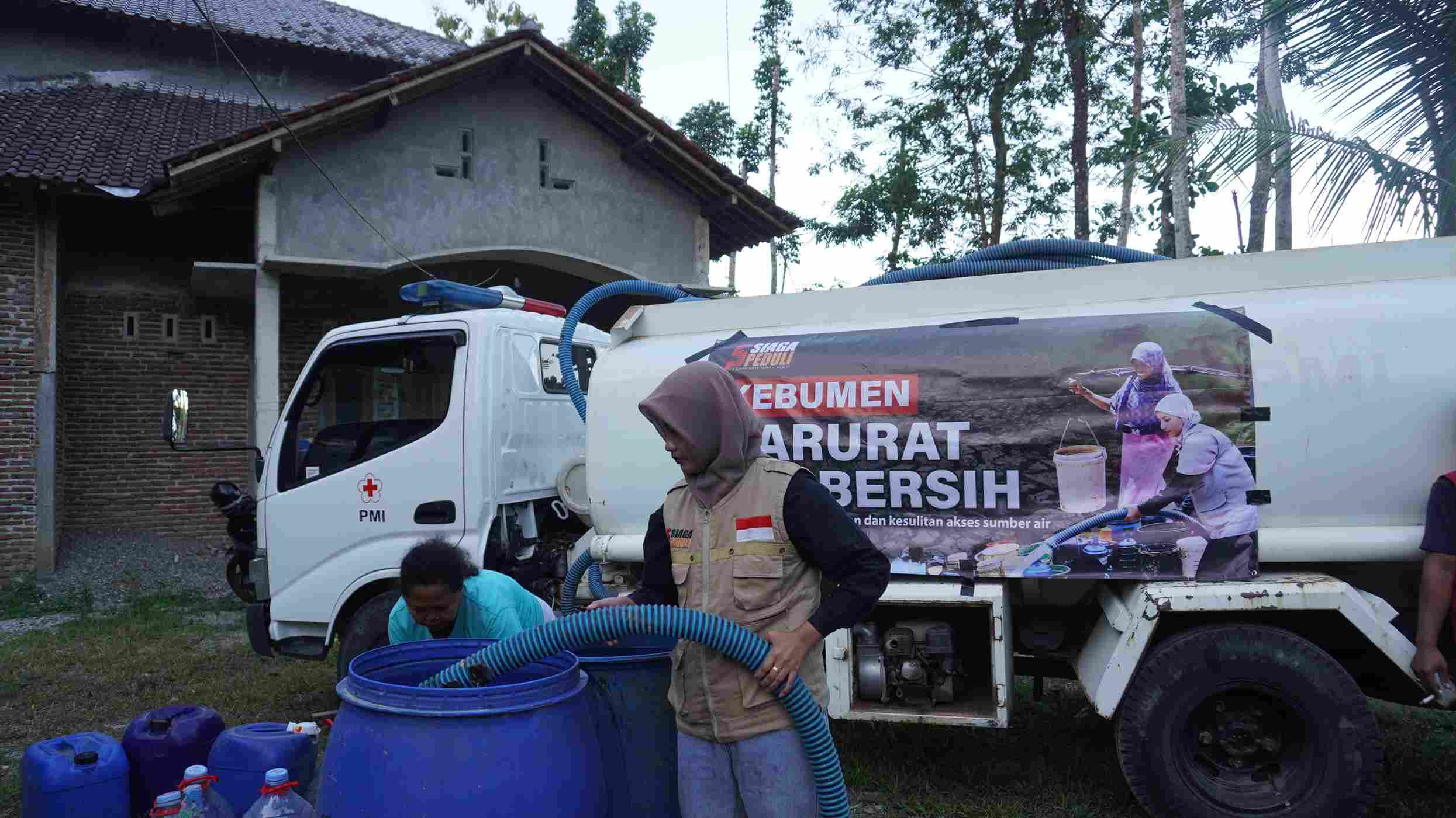 Siaga Peduli Melaksanakan Penyaluran Bantuan Air Bersih Untuk Dusun Sambeng, Kebumen.