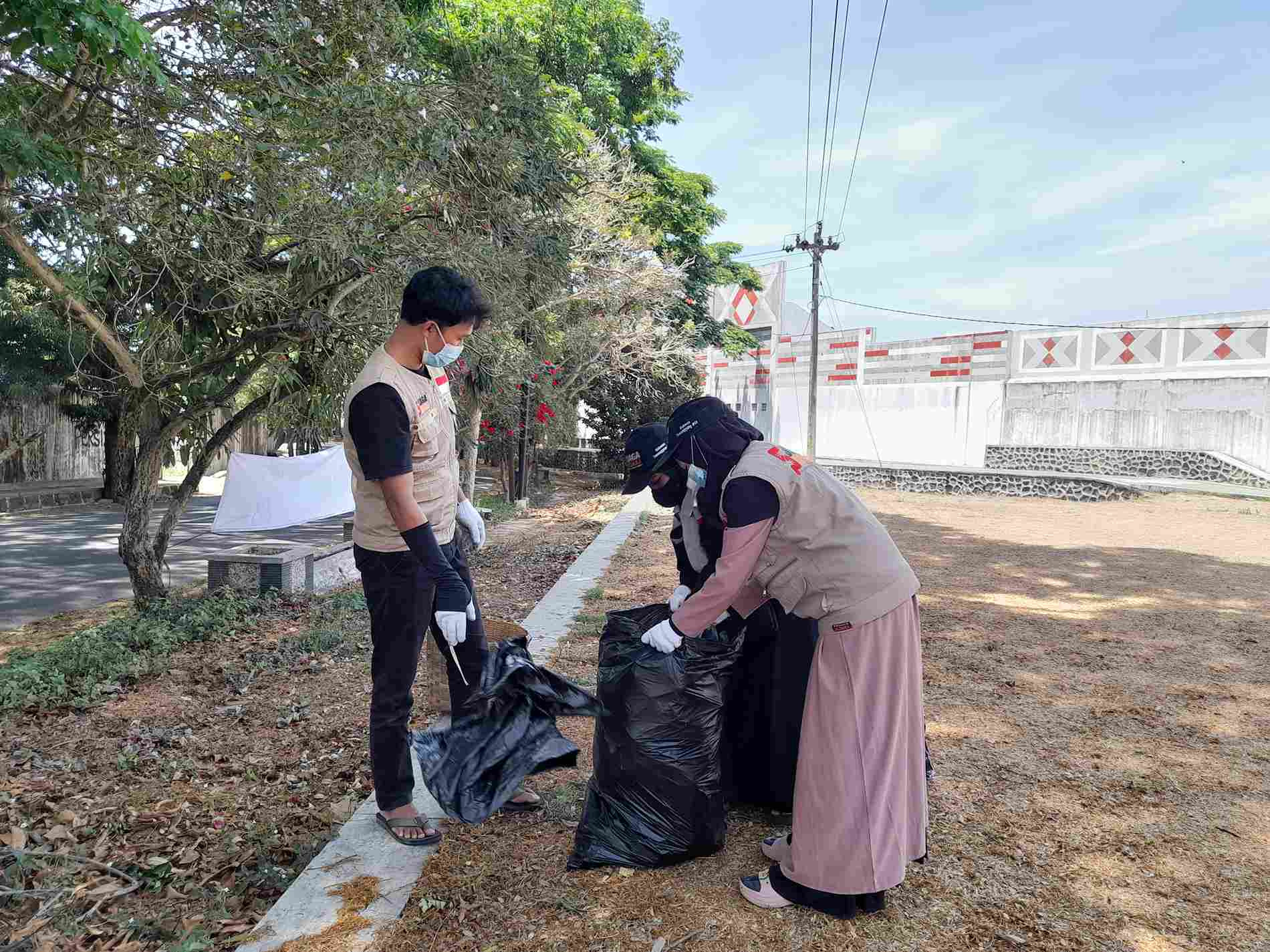 Siaga Peduli Melakukan Aksi Bersih Sampah di Lingkungan Gor Bambu Runcing Kabupaten Temanggung