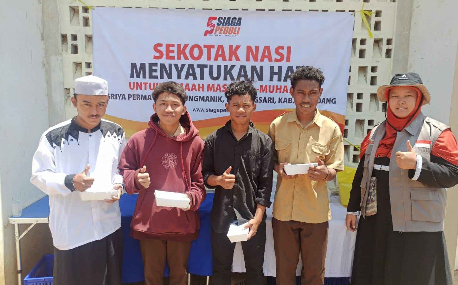 Jum'at Berkah, Siaga Peduli Bagikan Paket Siap Santap Untuk Para Jamaah di Masjid Al Muhajirin, Sumedang