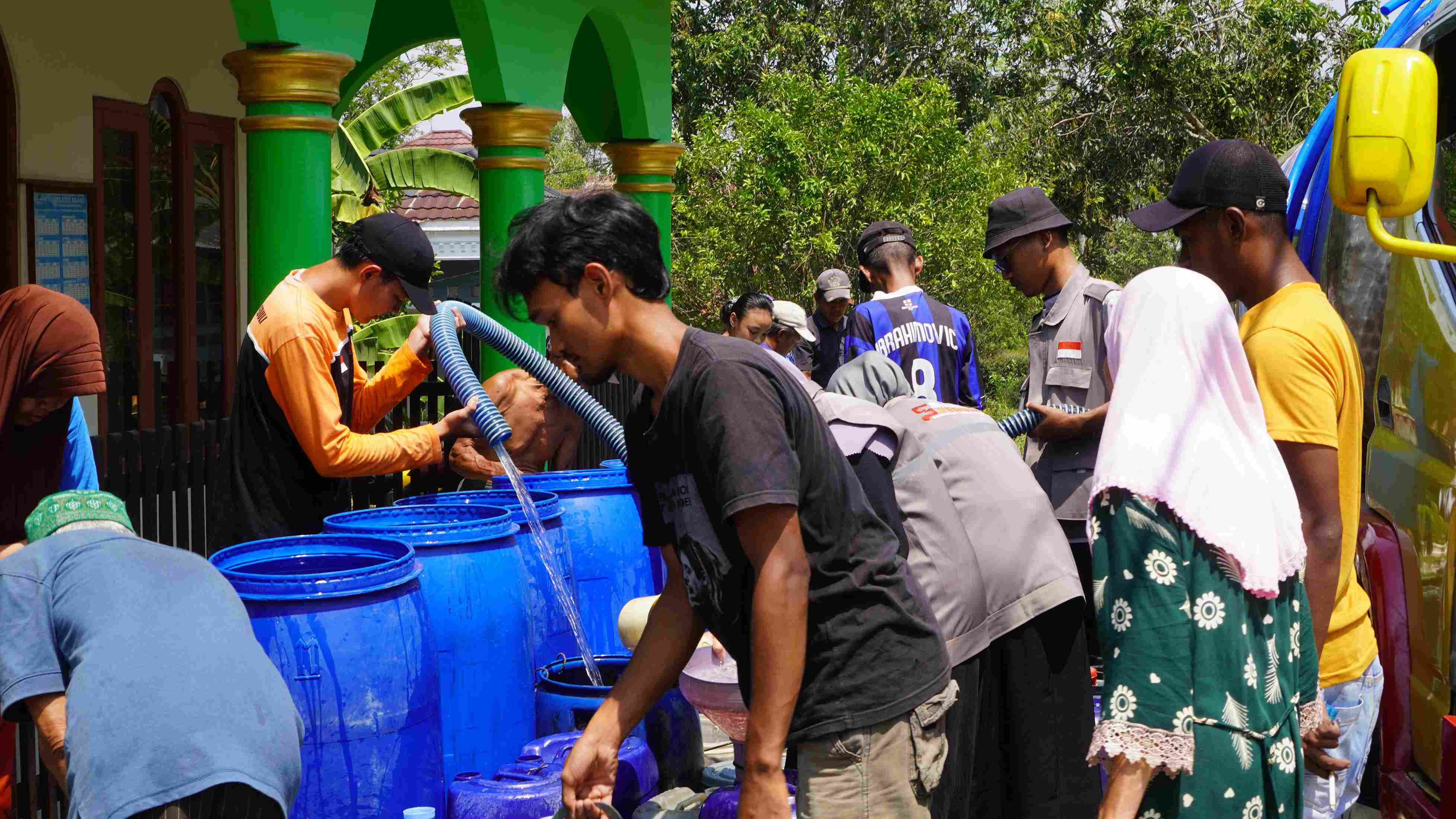 Siaga Peduli Melakukan Pendistribusian Air Bersih Untuk Masyarakat dan Jamaah Mushola Al-Ikhlas, Kawunganten, Cilacap