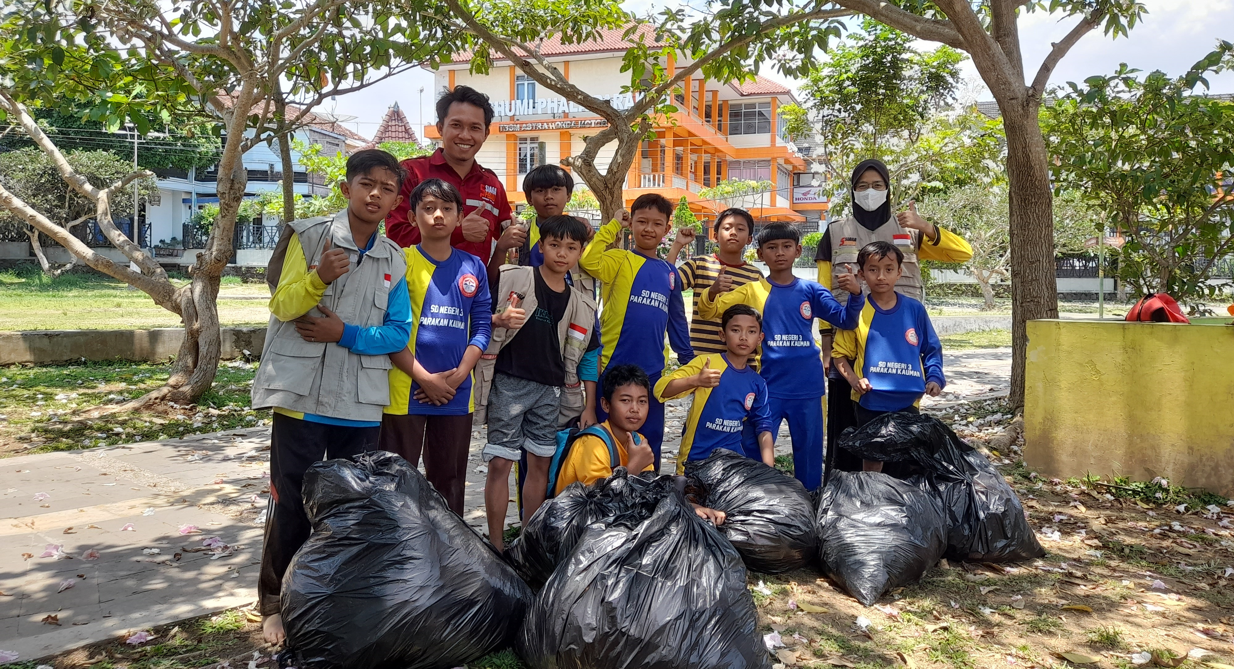 Siaga Peduli Temanggung Melakukan Aksi Bersih Sampah di Lingkungan Taman Parakan Kab. Temanggung
