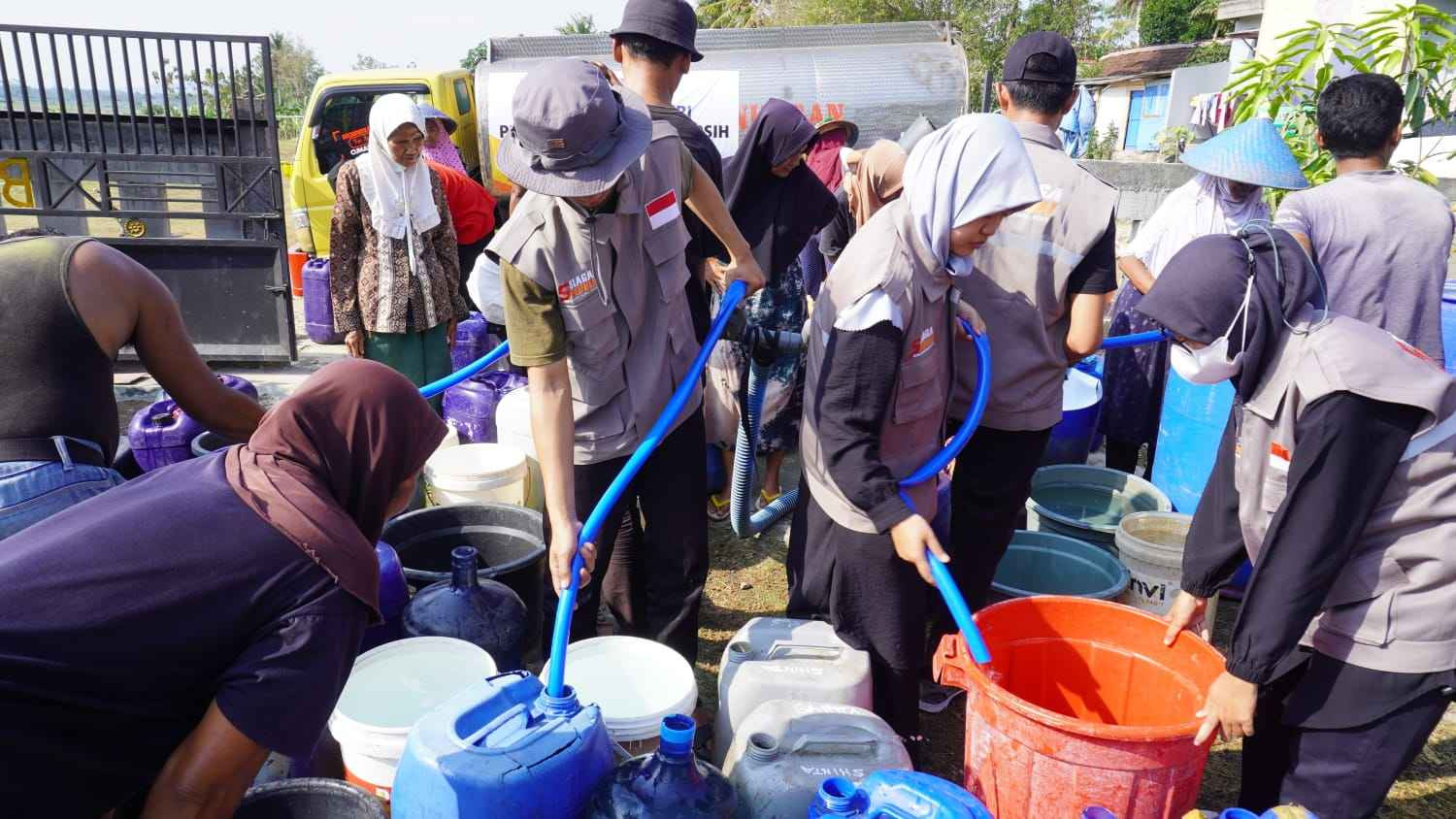 Siaga Peduli Bersama Sedekah Bareng Cilacap Kirimkan Air Bersih Untuk Desa Bojong, Cilacap